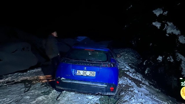 Yaylada araçları kara saplanan tatilciler kurtarıldı