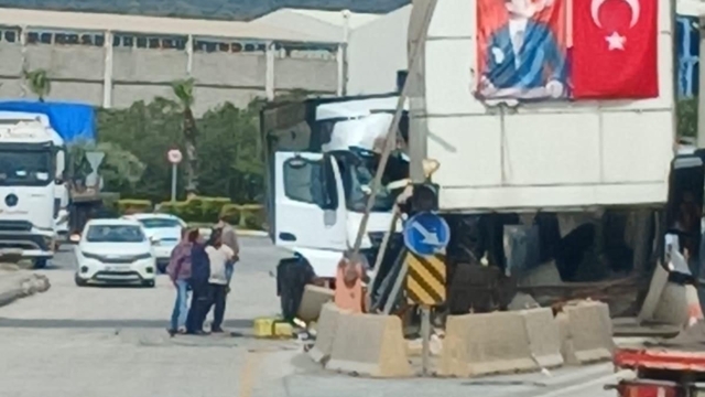 Osmaniye'de kontrolden çıkan tır gişeye çarptı: 1 yaralı