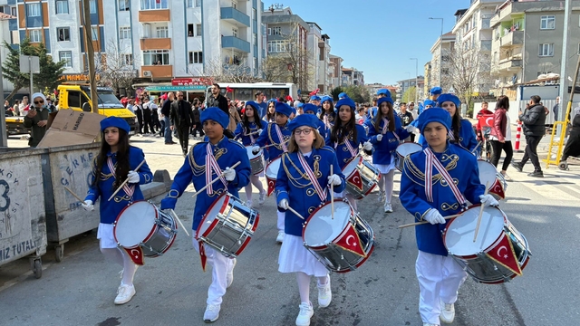 Marşlar eşliğinde mahalleyi turladılar
Bando takımı gösterisi beğeni topladı