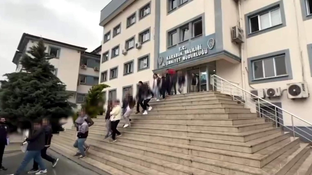 57 milyonluk siber vurgununa darbe: 18 tutuklama
'Borsada para kazandıracağız' diyerek 57 milyonluk vurgun yapan şebeke çökertildi