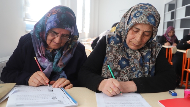 Battalgazi'de yaşlı vatandaşlara okuma yazma desteği
