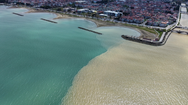 Karadeniz'in rengi kahverengiye döndü
Yağışların ardından derelerden denize akan sular, Karadeniz'in rengini değiştirdi