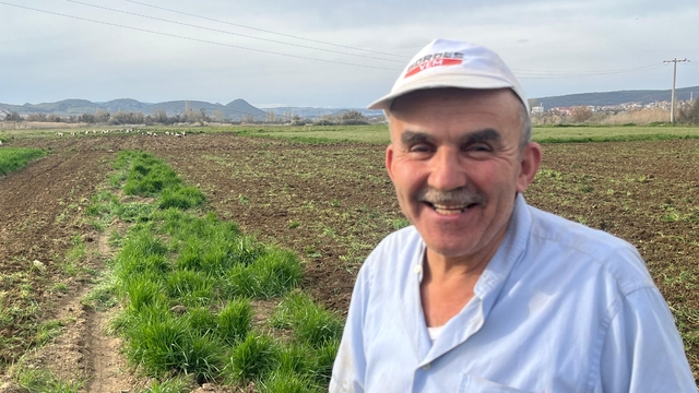 Çiftçinin doğal mesai arkadaşları iş başında
Göç yolundaki leylekler ve küçük göçmen kuşlar sürülen tarlalarda akın edip karınlarını doyuruyor
Kuşlar, toprak altından çıkan zararlıları temizleyerek adeta "doğal tarım ilacı" görevi görüyor
