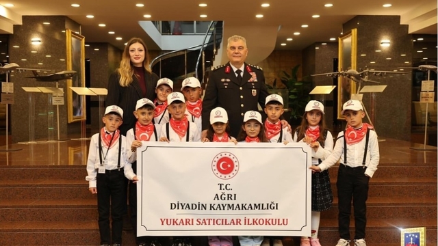 Diyadinli öğrenciye 23 Nisan'da unutulmaz görev