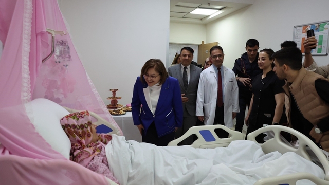 "Bir Umut Bir Can" tüp bebek desteği projesinin ilk bebeği dünyaya geldi
Minik Fatma Şahin'i ilk ziyaret eden isim Başkan Fatma Şahin oldu