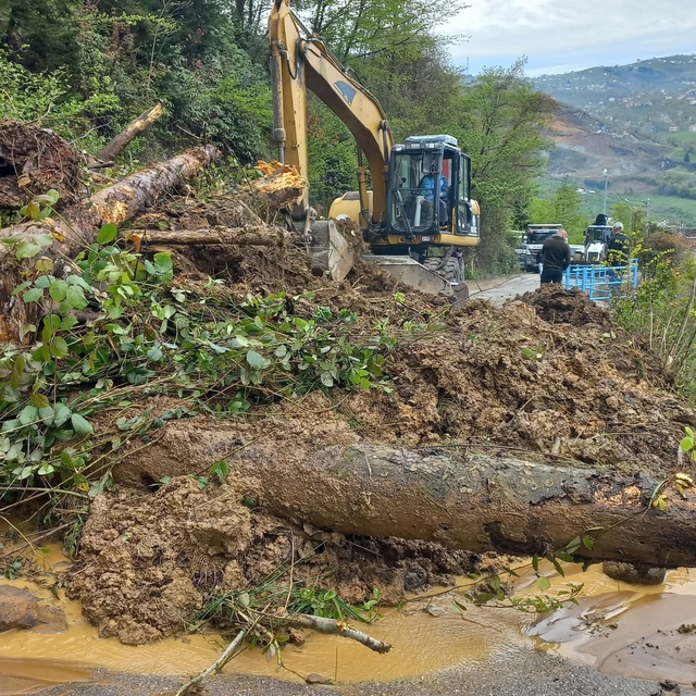Trabzon'da heyelan; mahalle yolu ulaşıma kapandı