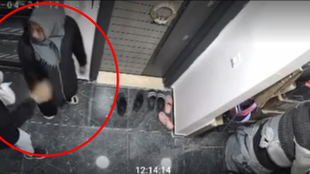 Ayakkabıyı koklayıp, kartla kapıyı açmaya çalıştılar
