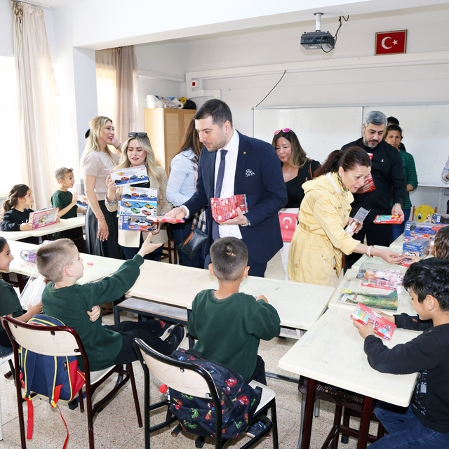 Adana'da çocuklar unutulmadı