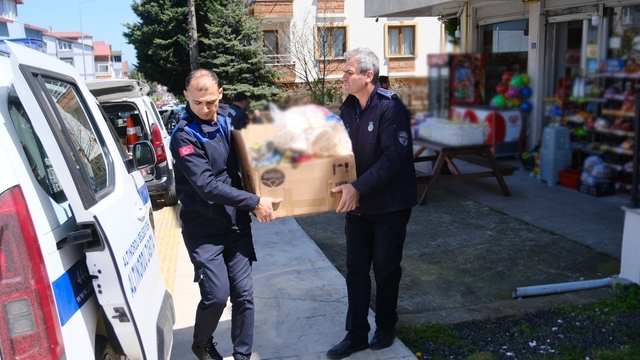 Mahalle bakkalları ve marketlere denetim: Yüzlerce tarihi geçmiş ürün toplandı