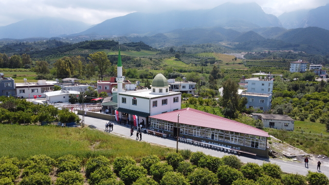 Hatay'da depremde yıkılan caminin yerine yenisi inşa edildi