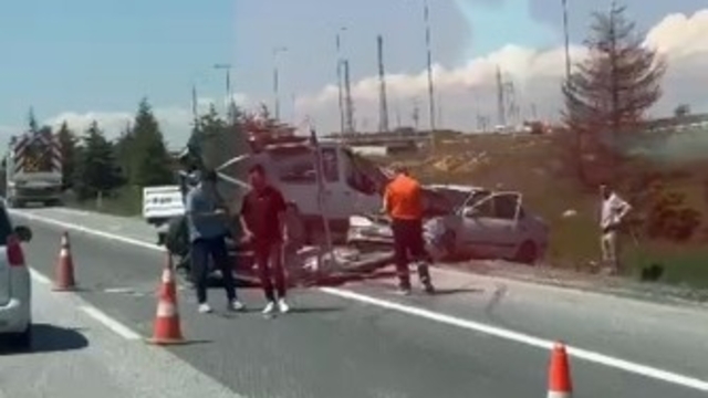 Yol şeridi çeken araca otomobil çarptı