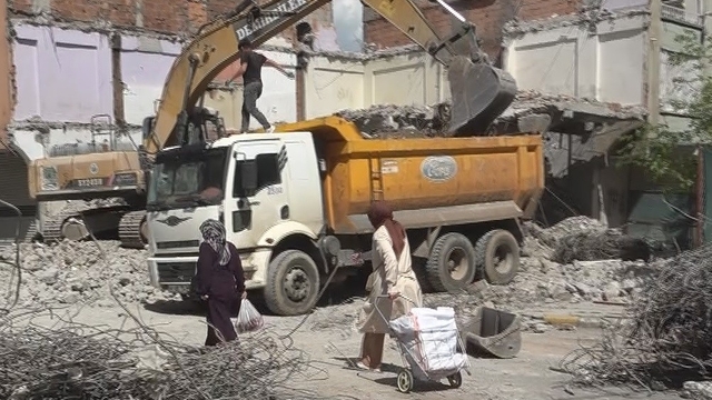 Diyarbakır'da ağır hasarlı bina yıkılırken yandaki sağlam bina da hasar aldı