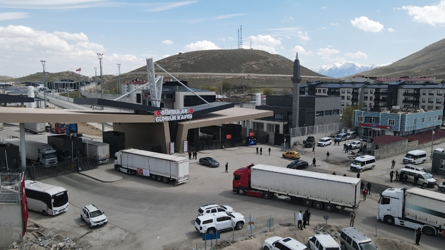 Sağlık Bakanlığı'ndan İran'a ikinci etap insani yardım amaçlı tıbbi malzeme gönderildi
Sağlık Bakanlığı tarafından İran'a 6 tır ilaç ve tıbbi malzeme sevk edildi
İran'a gönderilen tırlarda tıbbi malzemelerin haricinde kritik ilaçlar da bulunuyor
İlk etapta 3 tır insani yardım amaçlı tıbbi malzeme İran'a gönderilmişti