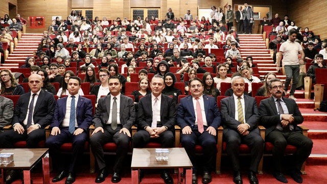 Türkiye Uzay Ajansı Başkanı Kıraç, Sakarya'da öğrencilerle buluştu: