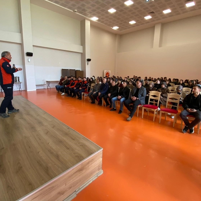 Üniversite öğrencilerine uygulamalı "afet" eğitimi