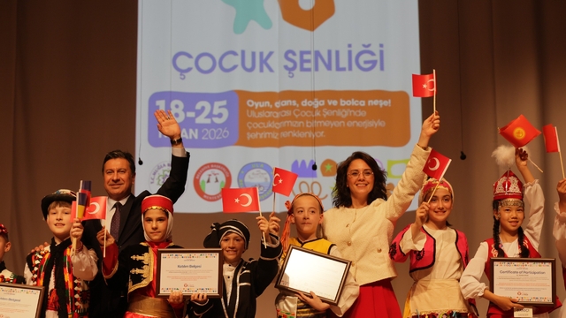 Dünyanın dört bir yanından gelen çocuklar Menteşe sahnesinde dans etti