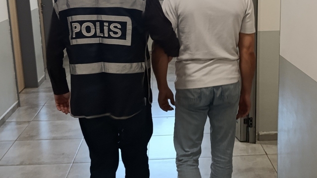 Kendisini polis ve savcı olarak tanıtıp 3 milyon 300 bin liralık vurgun yaptı
İl dışında yakalanan şüpheli, çıkarıldığı mahkemece tutuklandı