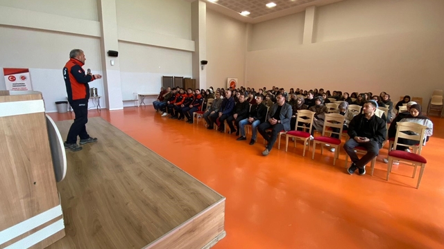 Üniversite öğrencilerine uygulamalı "afet" eğitimi