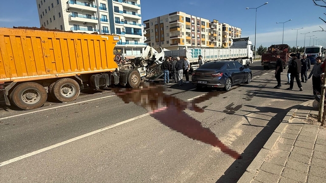 Mardin'de kamyon ile tır çarpıştı: 1 yaralı