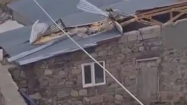 Kars'ta kuvvetli rüzgar çatıları uçurdu