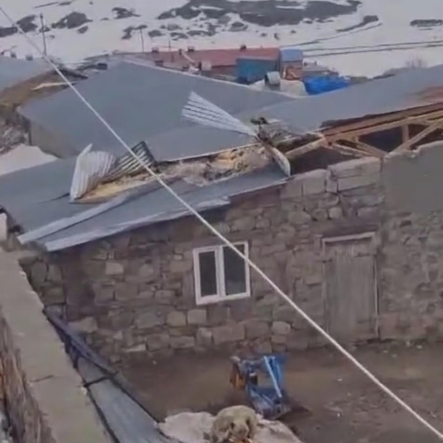 Kars'ta kuvvetli rüzgar çatıları uçurdu