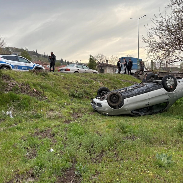 İzinsiz aldığı otomobille kaza yaptılar: 2 yaralı
Kayseri'de virajı alamaya...