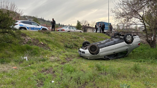 İzinsiz aldığı otomobille kaza yaptılar: 2 yaralı
Kayseri'de virajı alamayan ehliyetsiz sürücü şarampole yuvarlandı