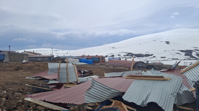 Kars'ta şiddetli rüzgar nedeniyle iki köyde evlerin çatıları uçtu