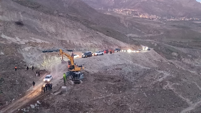 Heyelan nedeniyle kapanan Hakkari-Van kara yolunda ulaşım alternatif yoldan sağlanmaya başladı