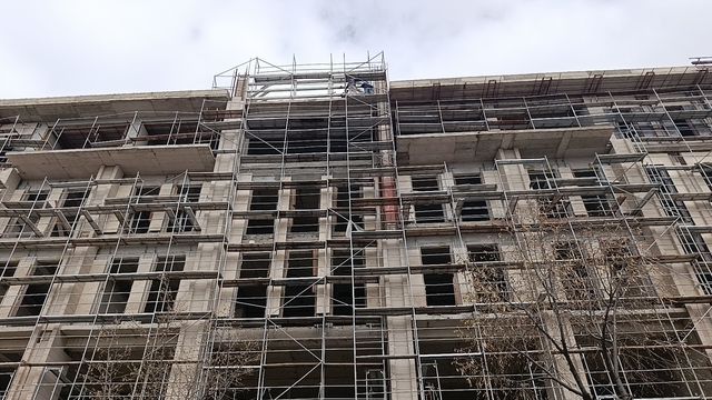 Kırşehir'de 3 işçi maaşlarını alamadıkları iddiasıyla inşaata çıktı