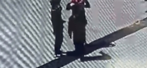 Öğrencilerin duygulandıran bayrak hassasiyeti: Düşen bayrağı yerden alıp öp...