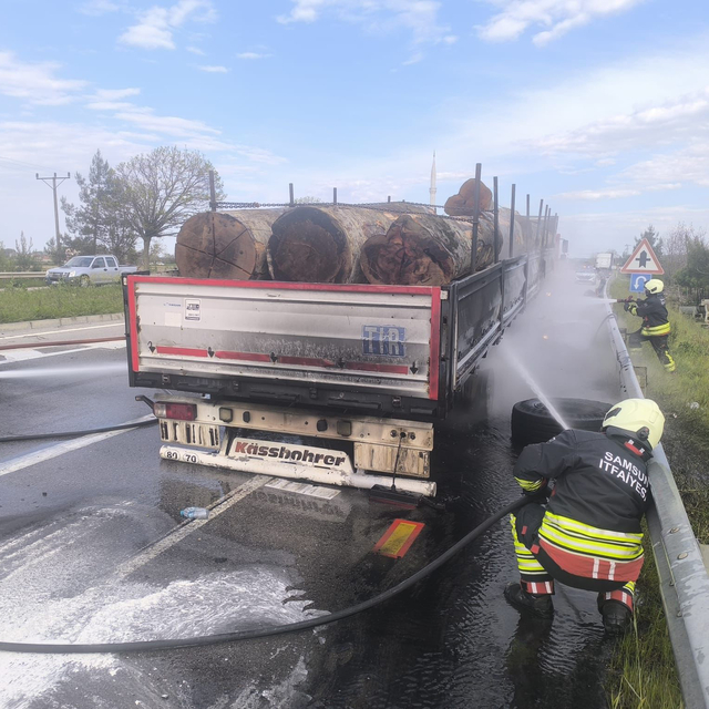 Samsun'da seyir halindeki tomruk yüklü kamyon alev alev yandı