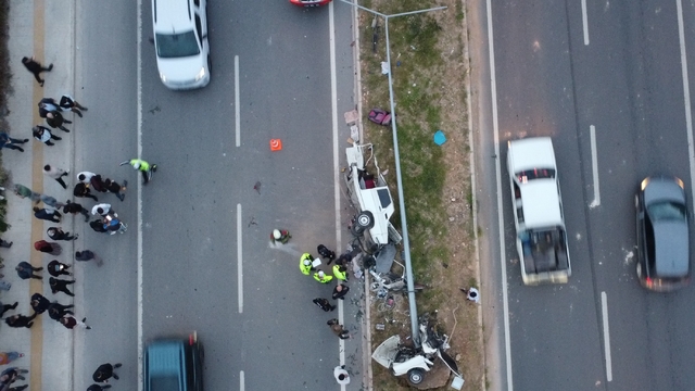 Mersin'de feci kaza: Otomobil ikiye bölündü, 4 kişi yaralandı
