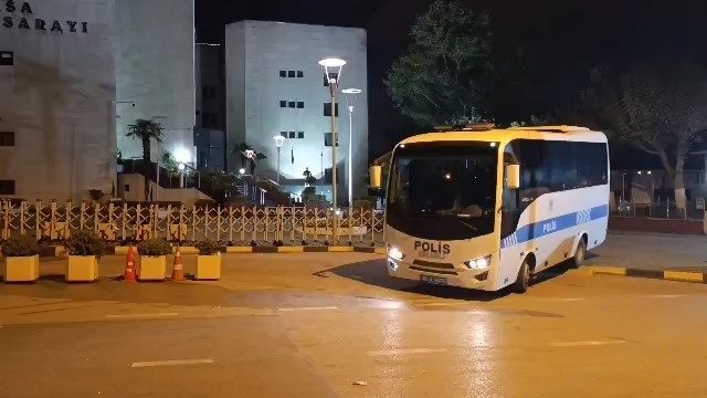Bursa'daki rüşvet ve imar davasında ara karar
8 kişi tahliye edildi, eski Belediye Başkanı Turgay Erdem'in tutukluluğu sürüyor