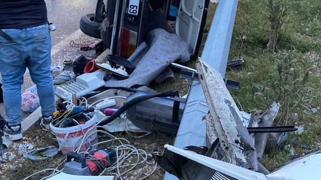 Mersin'de kazanın ardından aydınlatma direğine çarpan otomobil ikiye bölündü: 4 yaralı