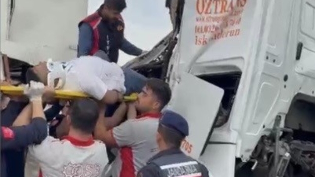 Osmaniye'de tır OSB giriş kapısına çarptı, sürücü kabinde sıkıştı