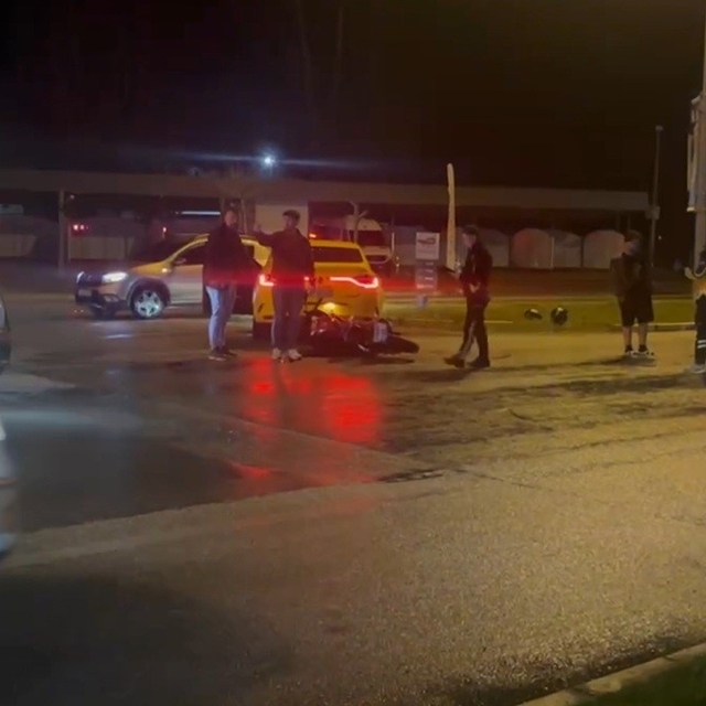 Erzincan'da motosiklet ile taksi çarpıştı: 2 yaralı