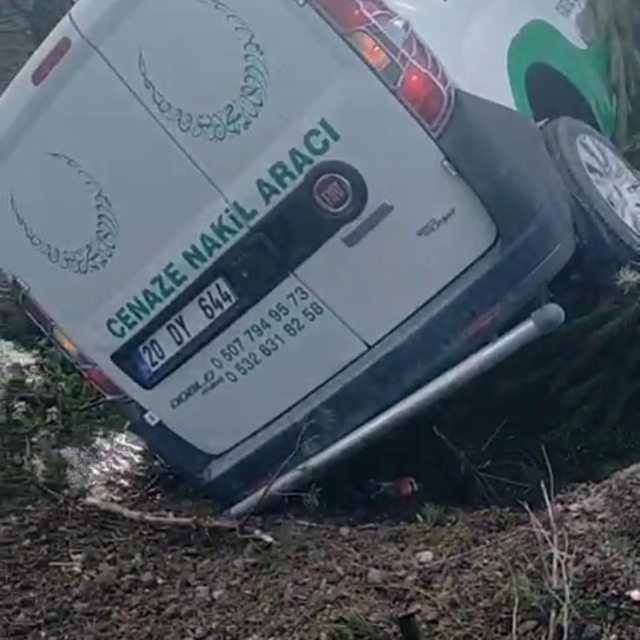 Cenaze nakil aracı kaza yaptı, araçtaki 2 kişi yaralandı