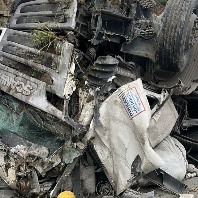 Yoldan çıkan tır hurdaya döndü: 1 yaralı