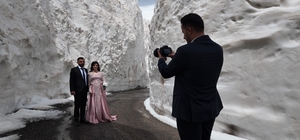 Gelin ve damat adayı kar tünelinde fotoğraf çekimi yaptı
10 metrelik karda...