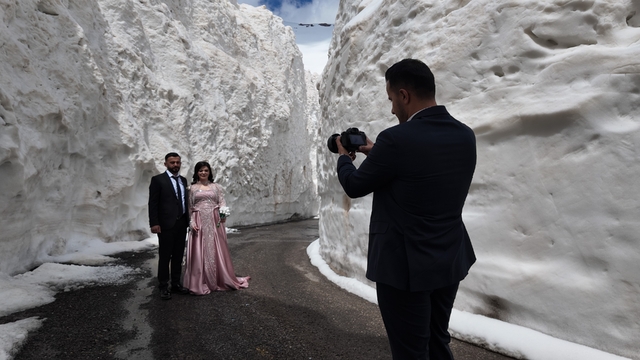 Gelin ve damat adayı kar tünelinde fotoğraf çekimi yaptı
10 metrelik karda açılan tüneller gelin ve damatlar için fotoğraf mekanı haline geldi