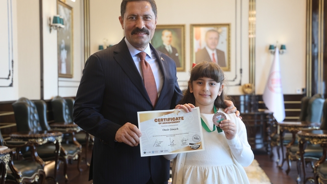 İngilizce olimpiyatında dünya üçüncüsü olan şehit kızı, söyledikleriyle valiye duygusal anlar yaşattı
Babasından duyduğu İngilizce kelimelerle merakı başlayan şehit kızı Ömür, uluslararası İngilizce Olimpiyatında dünya üçüncüsü oldu