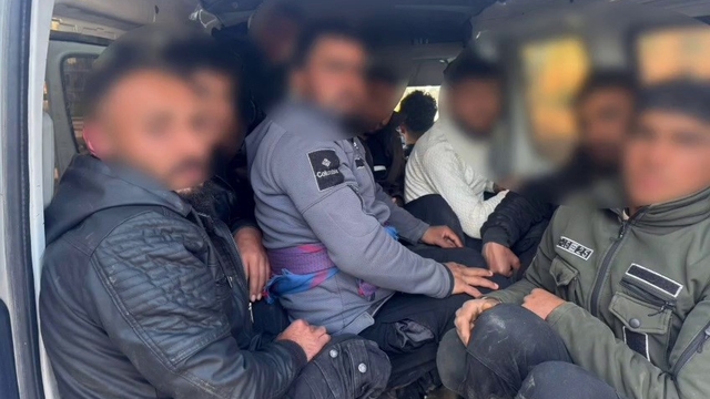 Göçmenler balık istifi gibi taşınırken yakalandılar