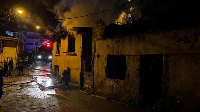 Ordu'da çıkan yangında 2 katlı ev kullanılamaz hale geldi