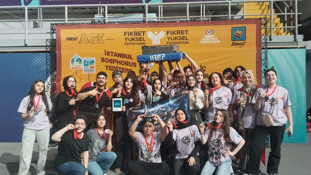 Uluslararası arenada Bursa'yı temsil eden okul 2'inci oldu
Bursa Nuri Nihat Aslanoba Anadolu Lisesi'nden FRC Avrasya'da büyük başarı
Okulun 'InterHermes 11382 Robotics' takımı finalist oldu