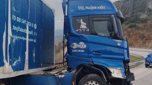 Burdur'da kontrolden çıkan tır demir bariyerlere çarptı