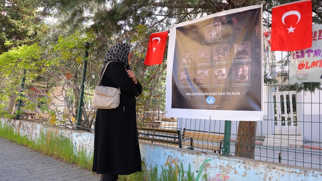 Saldırının yaşandığı okul önünde Kur'an-ı Kerim okuyup gözyaşı döktü