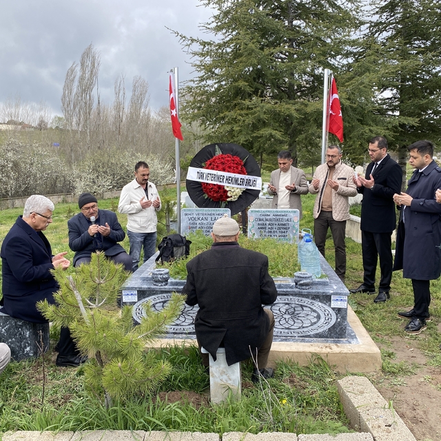 Görevi esnasında öldürülen veteriner hekim, kabri başında meslektaşları tar...