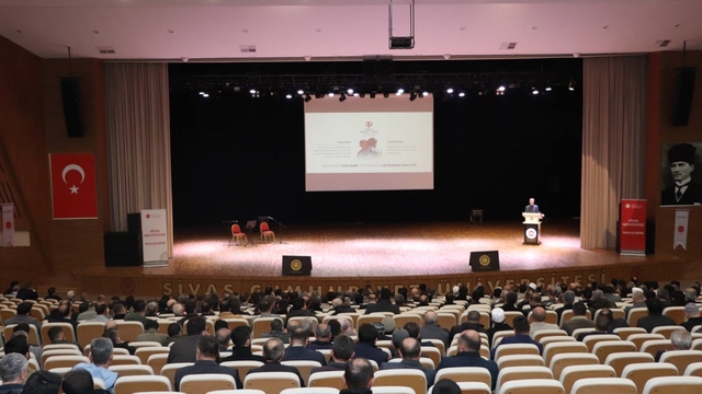 Din görevlilerine vekaletle kurban bilgilendirmesi yapıldı
Sivas'ta İl Müftülüğü tarafından din görevlilerine yönelik vekalet yoluyla kurban organizasyonu hakkında bilgi verildi