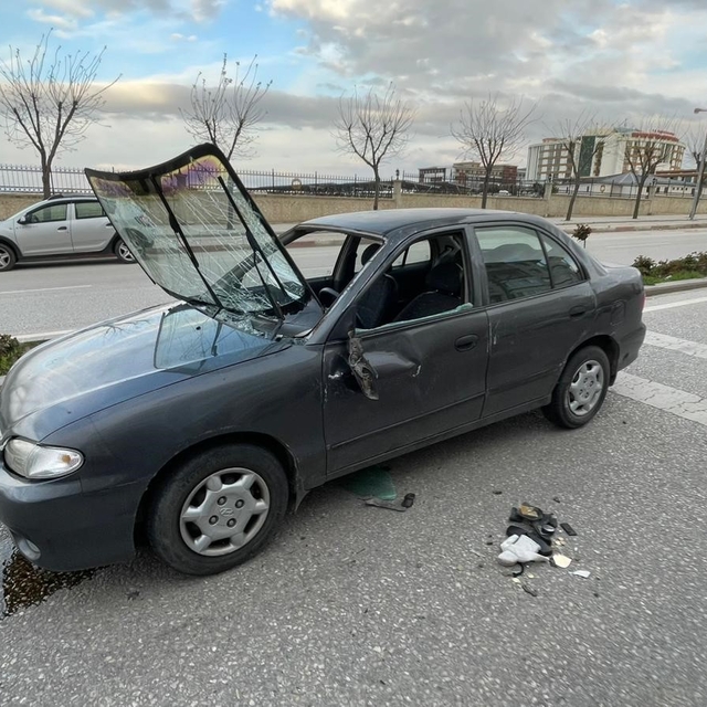 Otomobil park halindeki araca çarparak takla attı: 1 yaralı